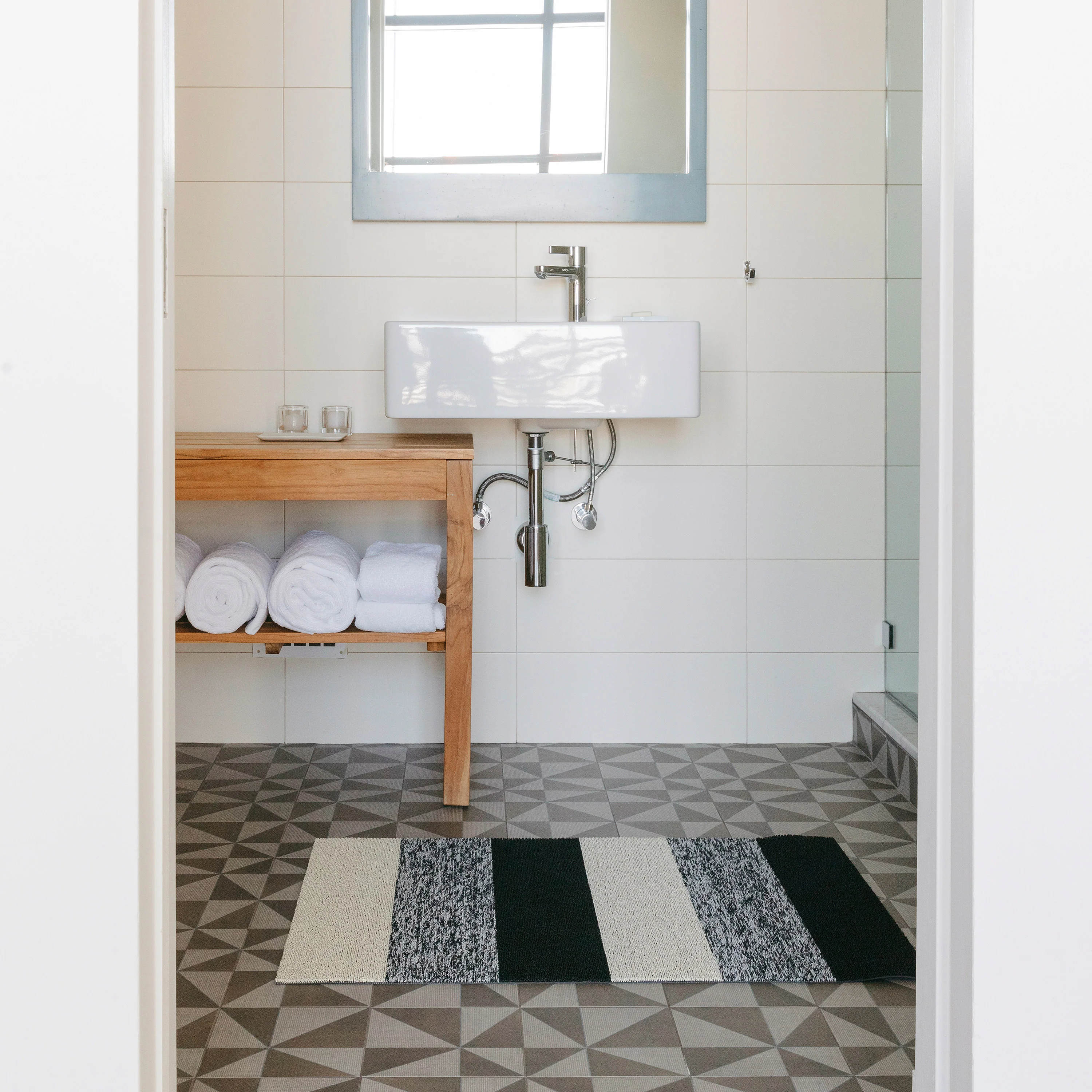 Chilewich Marbled Stripe Shag Floormat - Salt & Pepper - Image 5