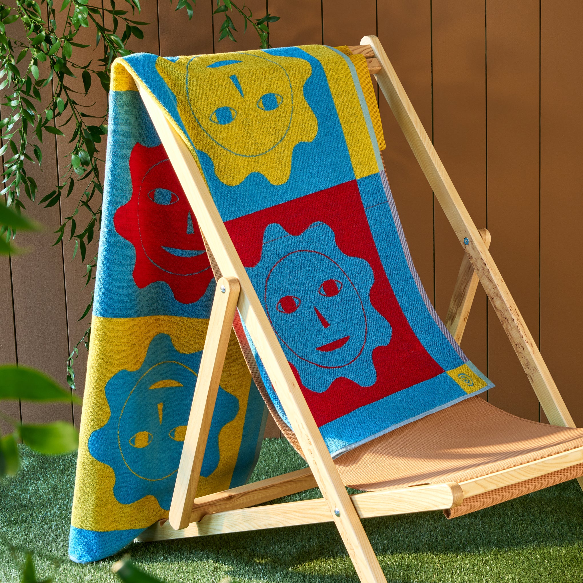 Dusen Dusen Sun Cotton Beach Towel - Red/ Blue - Image 2