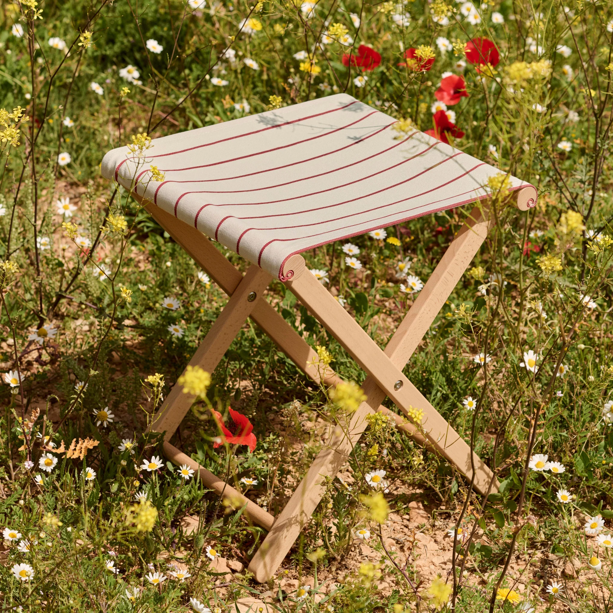 HAY Outdoor Market by Jasper Morrison Shop Folding Stool - Beige/ Red - Image 2