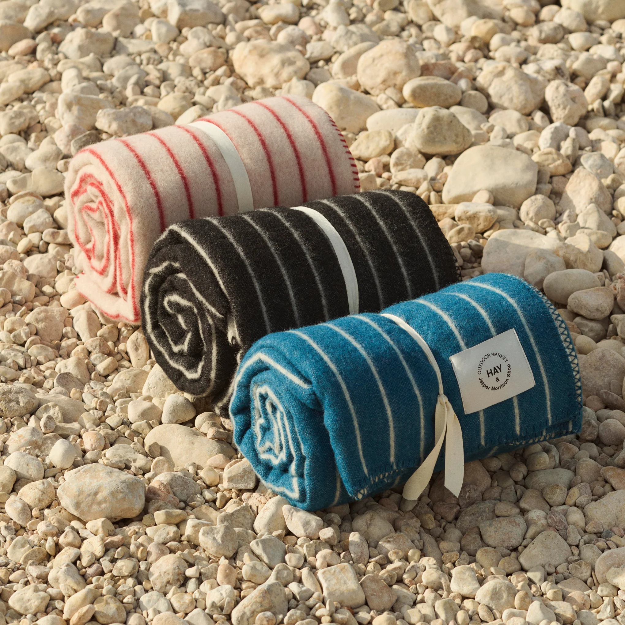 HAY Outdoor Market by Jasper Morrison Shop Reversible Wool Throw - Beige/ Red - Image 4