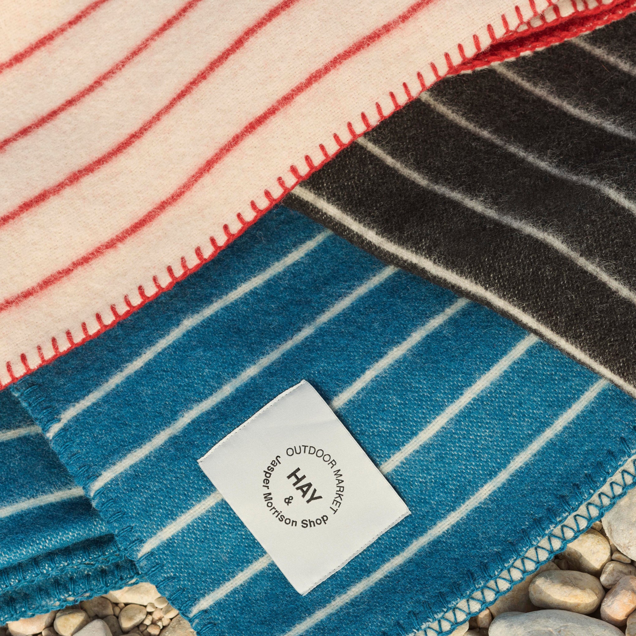 HAY Outdoor Market by Jasper Morrison Shop Reversible Wool Throw - Blue/ Beige - Image 3