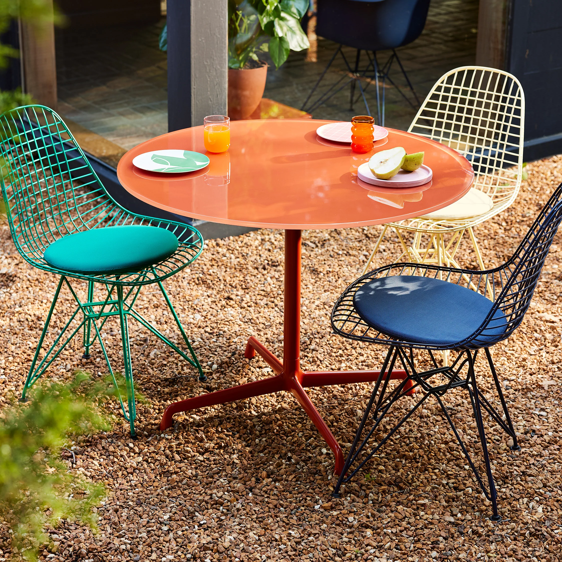 Herman Miller x HAY Eames Universal Base Round Table - Toffee - Image 4
