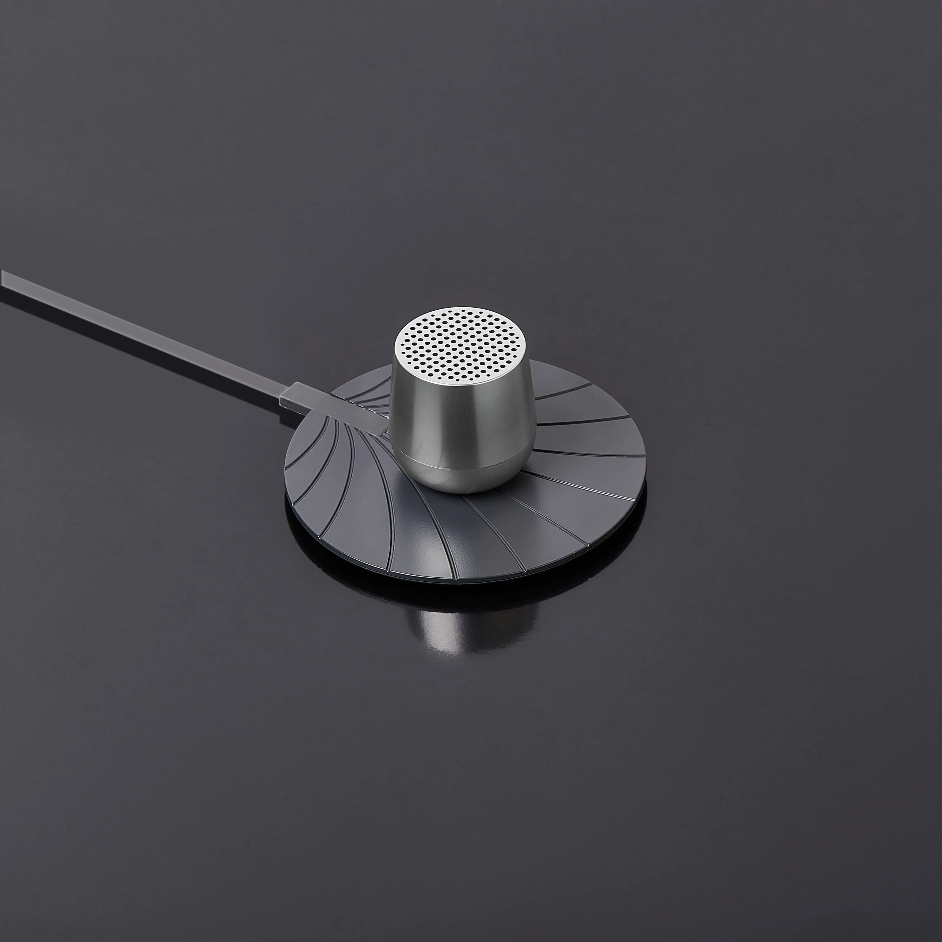 Lexon Mino+ Wireless Charging Speaker - Aluminum - Image 3