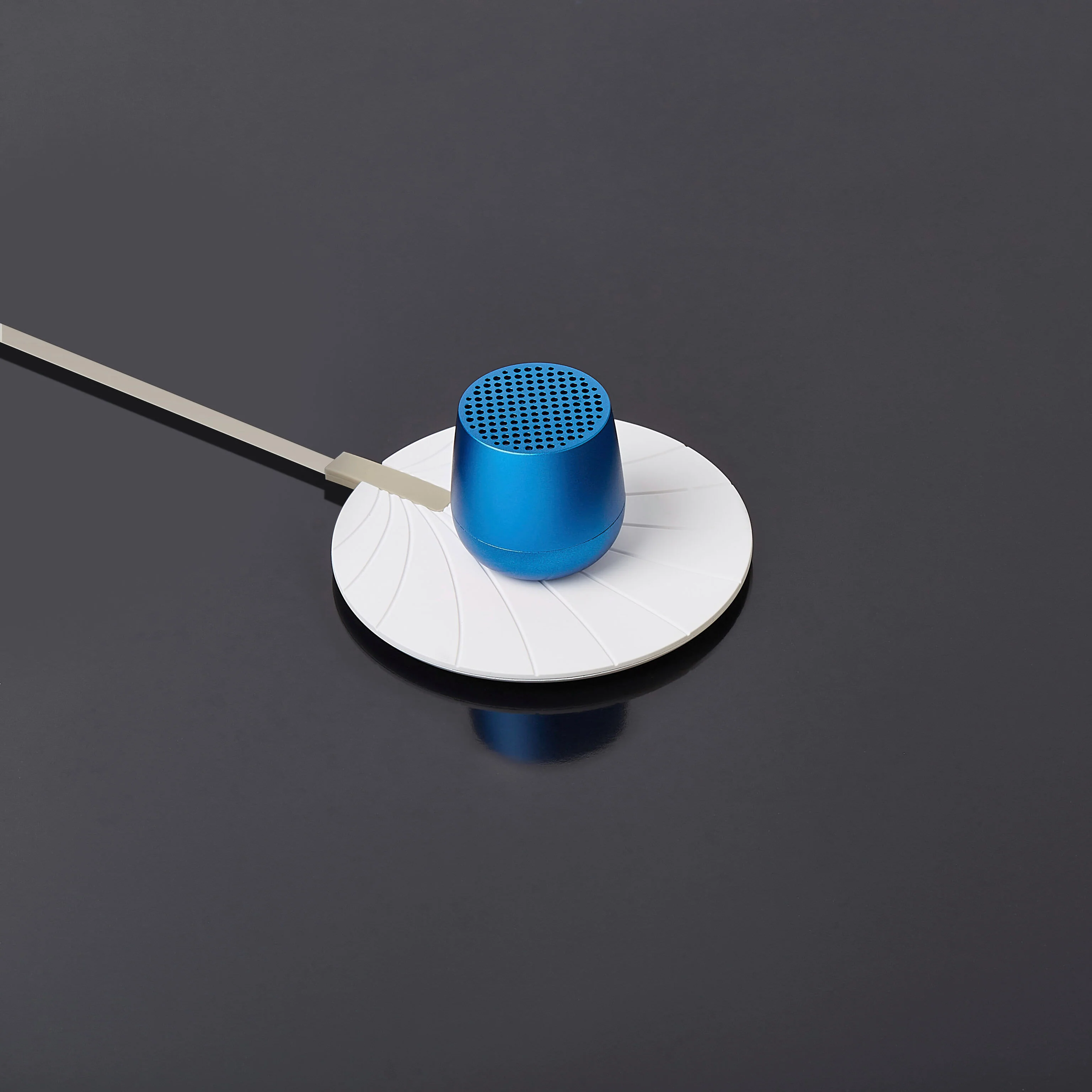 Lexon Mino+ Wireless Charging Speaker - Dark Blue - Image 6