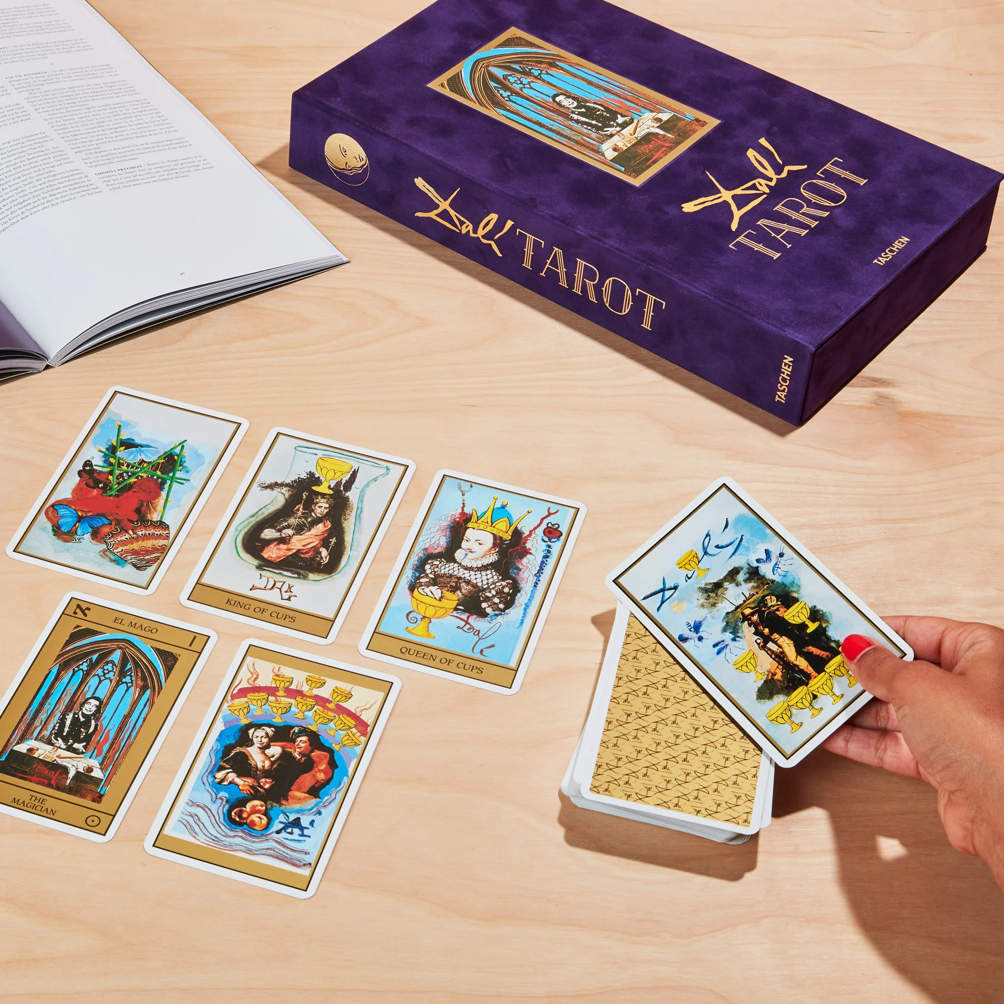 Salvador Dalí Tarot Card Gift Set - Image 4